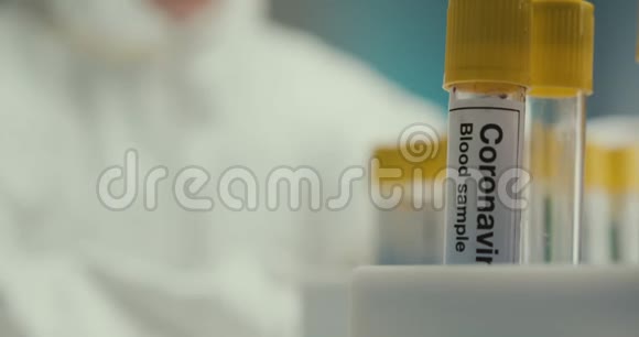 实验室科学家实验室助理手套试管病毒试剂疫苗研究视频的预览图