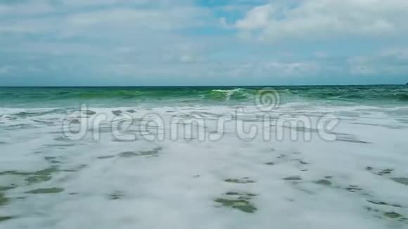 热带海滩和蓝海沙特海滩帕古普德视频的预览图