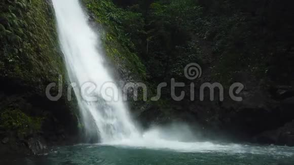 美丽的热带瀑布菲律宾吕宋视频的预览图