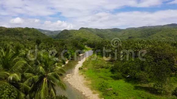 山河上的热带岛屿顶景视频的预览图