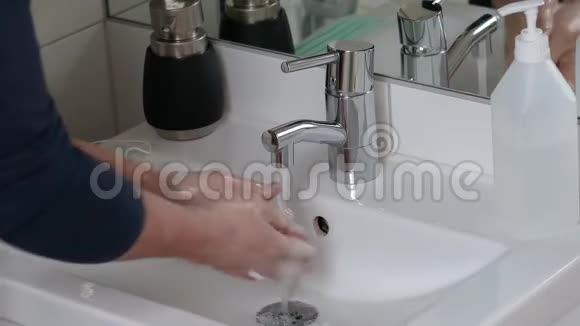 近距离观看男性洗手卫生概念健康概念视频的预览图