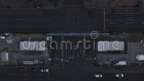 柏林米特市中心德国汽车交通和城市灯光美丽的俯视图视频的预览图