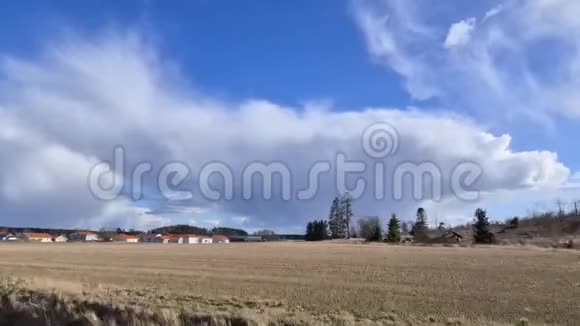 春天美丽的自然景观田野与蓝天白云融为一体视频的预览图
