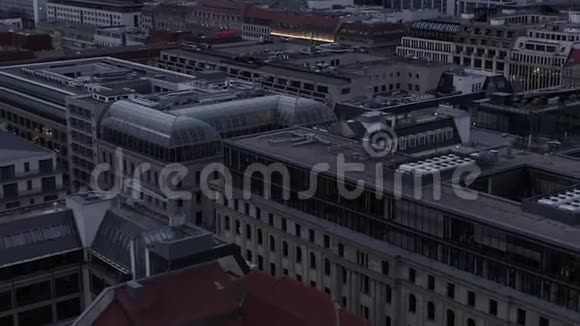 埃里亚在日落时分带着办公大楼和购物街缓缓穿过德国柏林中心视频的预览图