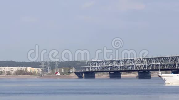 在一个阳光明媚的夏日游轮在河上漂过大桥视频的预览图