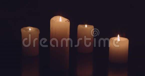 一组白色的蜡烛在黑暗中燃烧视频的预览图