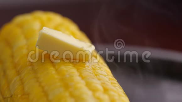 一块黄油用烟在热玉米上融化特写美味的甜玉米4k慢速运动视频的预览图
