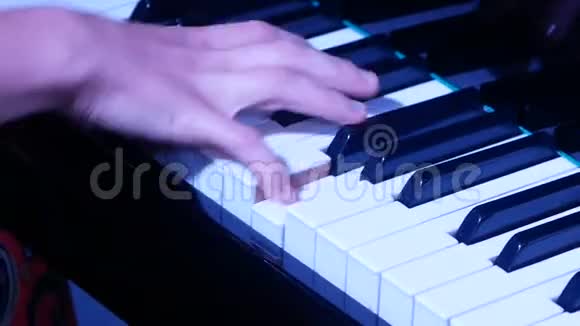 女人弹钢琴红十月视频的预览图