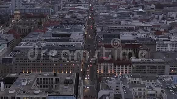 在日落前的阴天美丽的柏林Mitte办公大楼和汽车交通城市灯光视频的预览图
