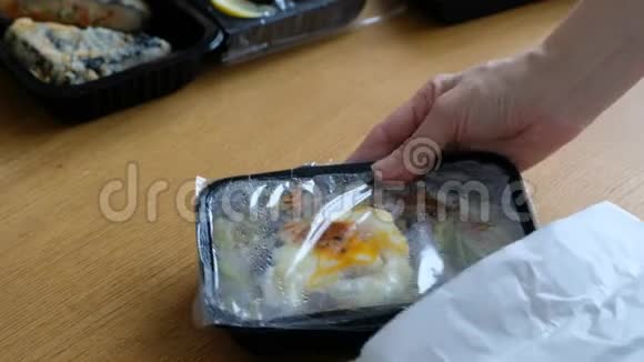 食品配送理念女人打开塑料盒与日本食品关闭带走热食视频的预览图