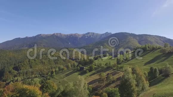 罗马尼亚布拉索夫喀尔巴阡山脉环绕的风景优美的乡村景观视频的预览图