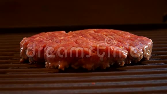 汉堡的生牛肉片在户外烤架上煎视频的预览图