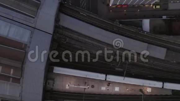柏林米特市区上空飞行德国弗里德里希斯特拉斯列车出站视频的预览图