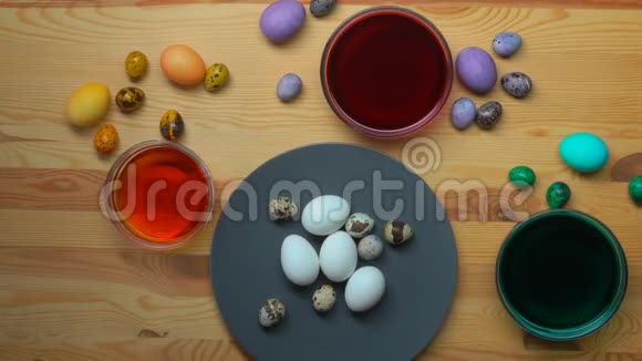 手把鸡蛋放进碗里用着色液把它染成复活节的颜色视频的预览图