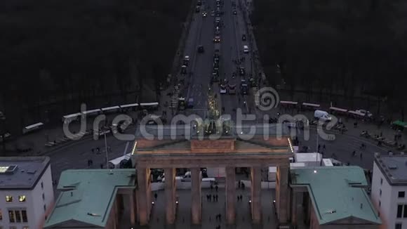 德国柏林的城市交通灯在布兰登伯格托尔上空视频的预览图