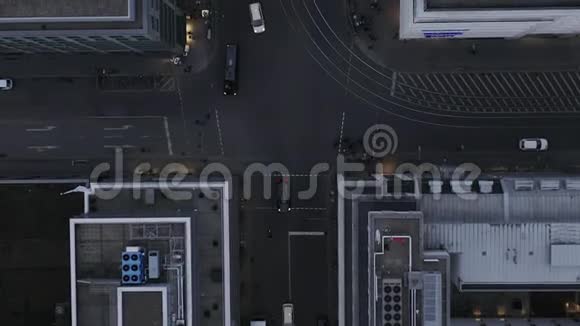 柏林米特市中心德国汽车交通和城市灯光美丽的俯视图视频的预览图