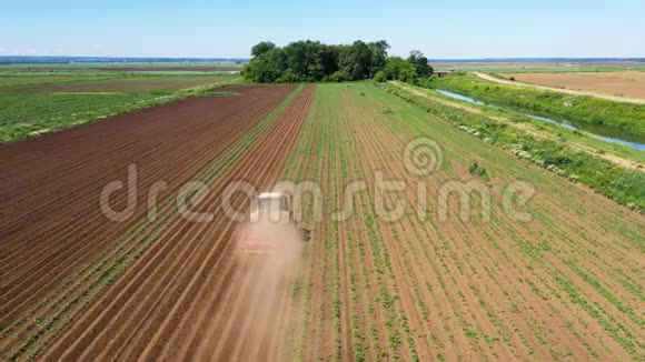 马铃薯地的农业机械耕种土地视频的预览图