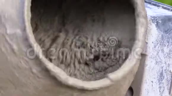 水泥浆与砂砾石在混凝土搅拌机中搅拌的过程视频的预览图