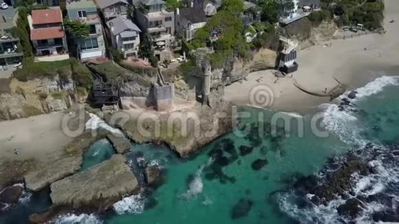 维多利亚海滩海岸房屋屋顶的空中轨道和拉古纳的海盗塔视频的预览图