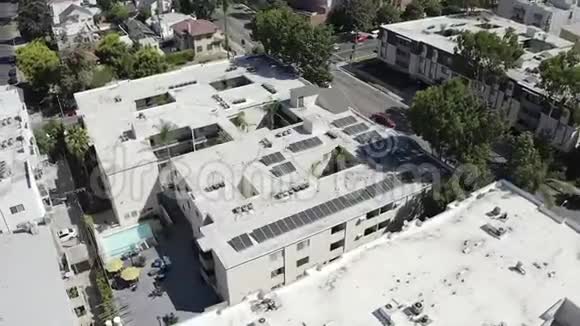 环绕洛杉矶房地产公寓大楼的空中观景视频的预览图