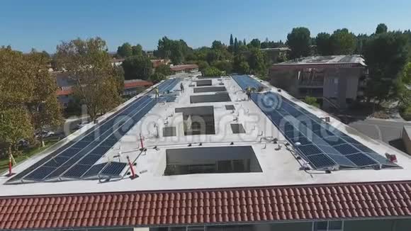 在大楼屋顶安装太阳能电池板的工人高空作业视频的预览图