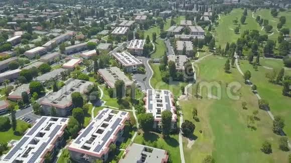 退休社区高尔夫球场太阳能电池板拉古纳山视频的预览图