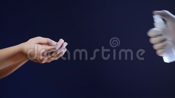 手消毒男性手喷洒消毒剂视频的预览图