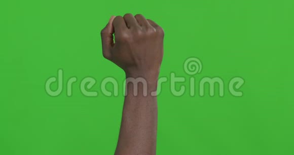 非洲男性手敲绿色屏幕视频的预览图
