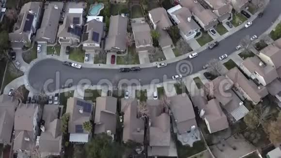空中拍摄俯瞰社区房屋网球场游泳池圣克拉丽塔视频的预览图