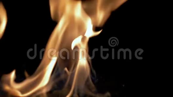 黑色背景下的火焰元素在缓慢运动中爆炸视频的预览图
