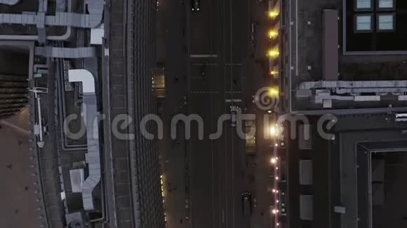 柏林米特市中心德国办公楼和城市灯光的美丽俯视图视频的预览图