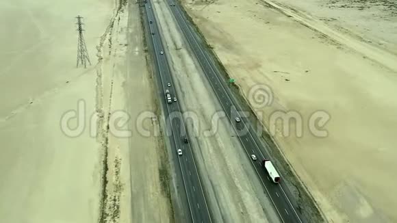 莫哈韦沙漠15号高速公路上卡车和汽车的空中镜头视频的预览图
