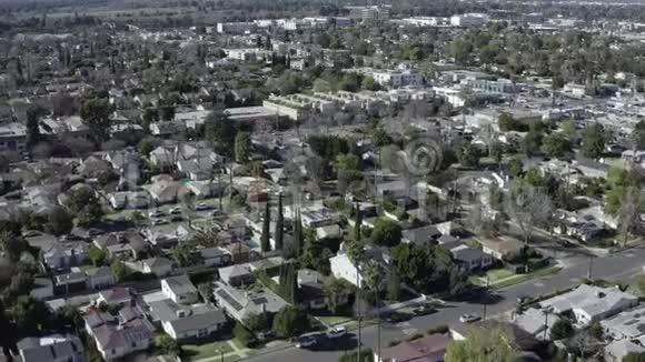 白天提供住宅小区房屋的空中前景VanNuys视频的预览图