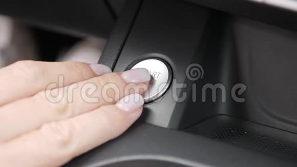 汽车司机启动发动机视频的预览图