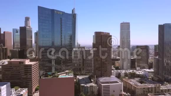 洛杉矶市中心摩天大楼空中写字楼的城市景观视频的预览图