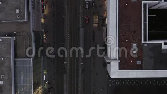 柏林米特市中心德国弗里德里希斯特拉斯和行人在人行道和城市的美丽视野视频的预览图