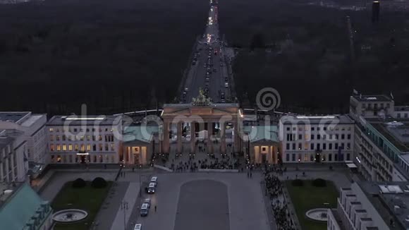德国柏林市交通灯的布兰登伯格托尔视频的预览图
