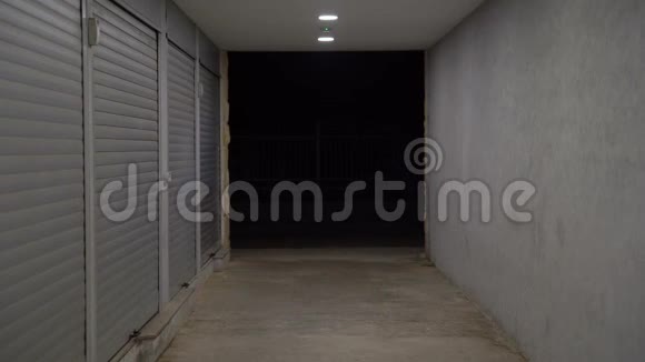 机库或仓库的长而黑暗的走廊设有封闭的滚轴视频的预览图