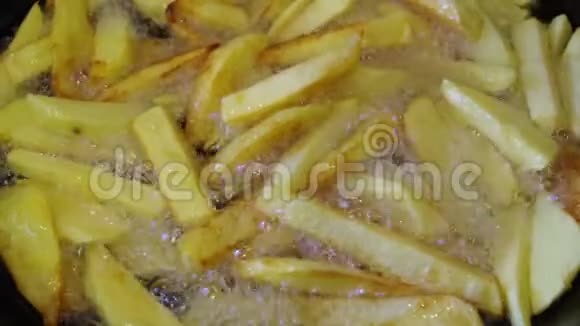 炸薯条放在大锅里炸视频的预览图