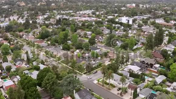 帕萨迪纳郊区住宅区有房屋道路视频的预览图