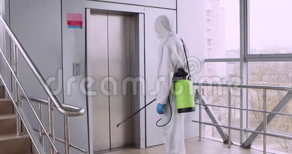 化学洗涤剂清洗电梯防护服专家视频的预览图