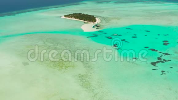 热带岛屿海滩和珊瑚环礁菲律宾奥诺克岛巴拉巴克视频的预览图
