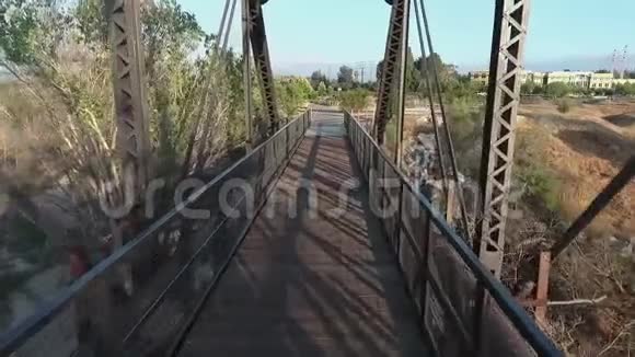 空中低无人驾驶飞机通过一座小的钢铁桥铁马视频的预览图