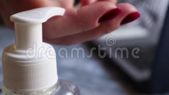 具有选择性聚焦的瓶子喷口上的特写图像女性手提供一剂防腐剂从细菌中洗手视频的预览图