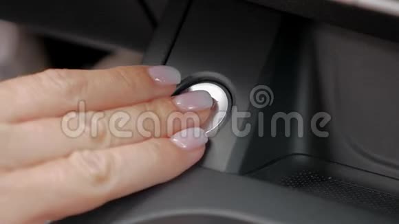 汽车司机启动发动机视频的预览图