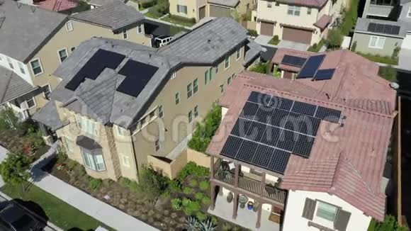 豪华郊区屋顶上有太阳能电池板的房屋降低了空中显示视频的预览图