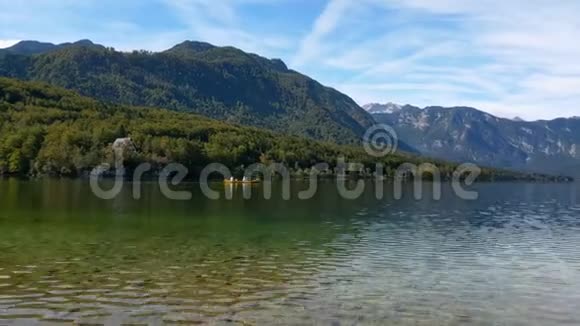 美丽的秋天的颜色在博欣吉湖在特里格拉夫国家公园在斯洛文尼亚欧洲视频的预览图
