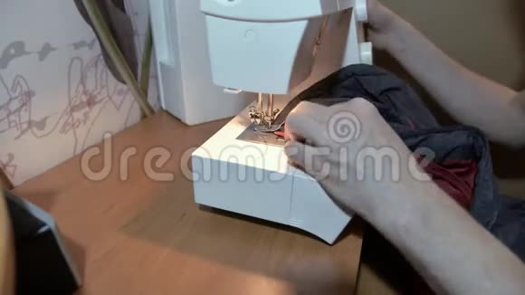裁缝用缝纫机把拉链缝在夹克上视频的预览图