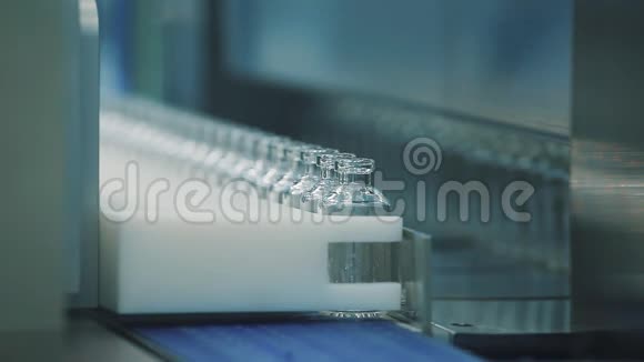 药品生产中的玻璃医用瓶用于生产疫苗和医疗产品冠状病毒视频的预览图