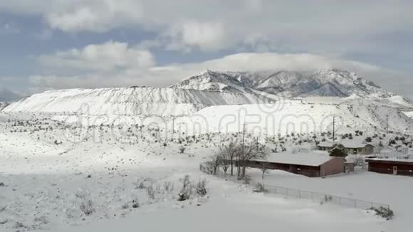 积雪覆盖山口稀土矿加利福尼亚空中推景视频的预览图